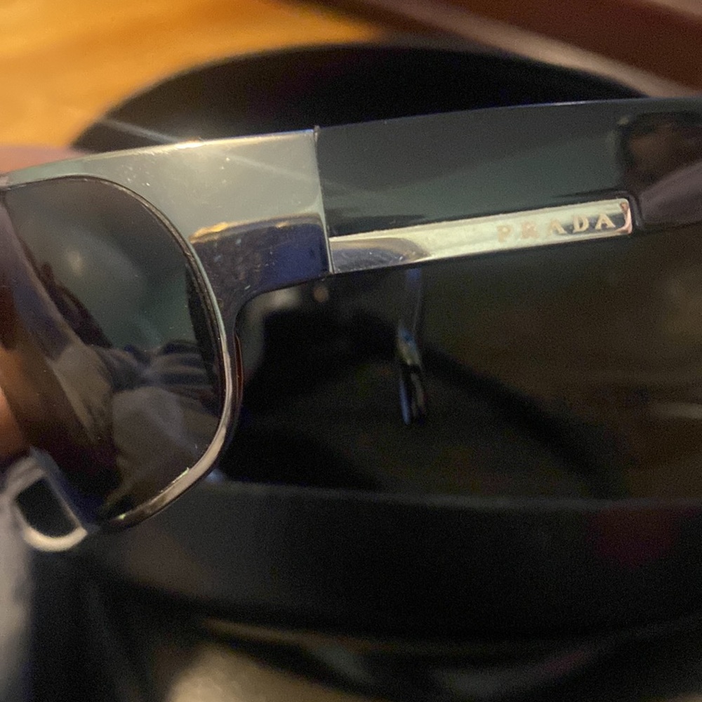 Prada - Picture 3 of 5